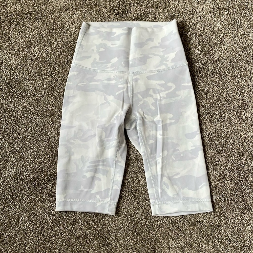 Lululemon Wunder Under HR Short 10” *Jac. Slightly ribbed biker shorts. Size 2.